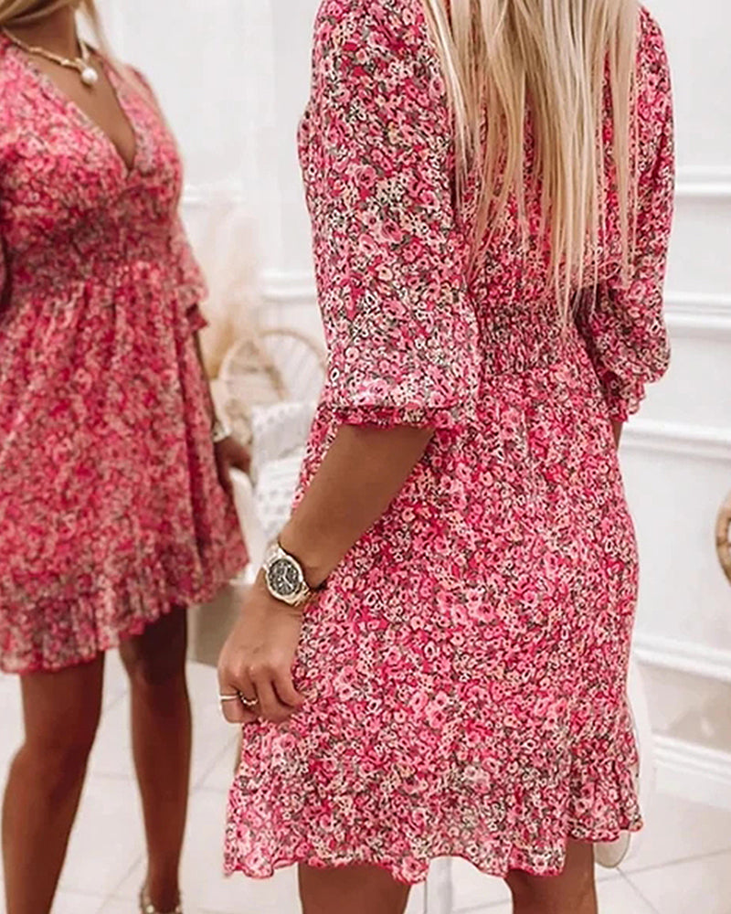 Vestido floral com decote em V